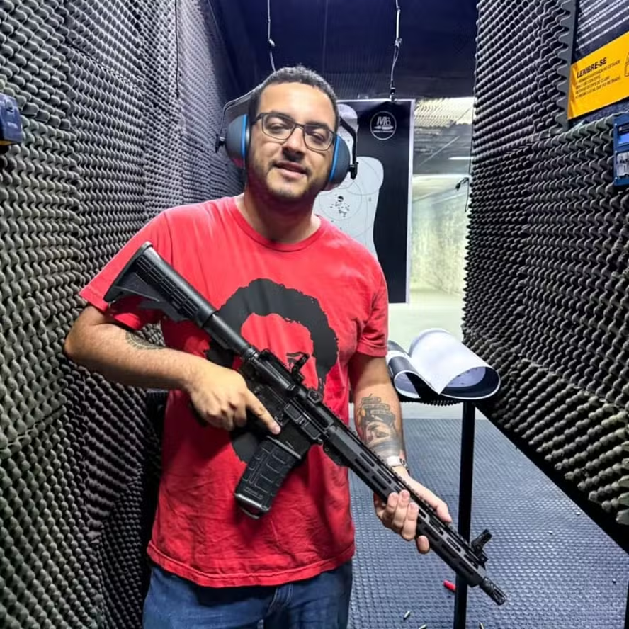 Diego Quaquá, presidente do PT-RJ e filho do prefeito de Maricá, posa com armas e inicia processo de CAC. Veja fotos e a declaração polêmica do político.