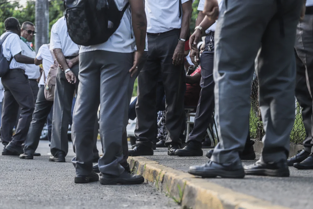 Possibilidade de greve de ônibus em Salvador aumenta após falta de acordo salarial. Confira horários da assembleia dos rodoviários e as reivindicações da categoria.