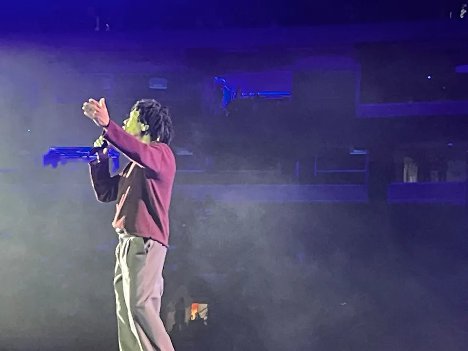 O show de Djavan em Salvador celebra 50 anos de carreira com hits, homenagem a Gal Costa e ingressos esgotados. Veja o que esperar da turnê "Djavanear" na Bahia.