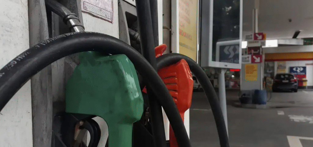 Governo federal publica MP que zera impostos da gasolina em Salvador e no Brasil. Entenda o corte do PIS/Cofins e Cide para frear a alta dos combustíveis em 2026.