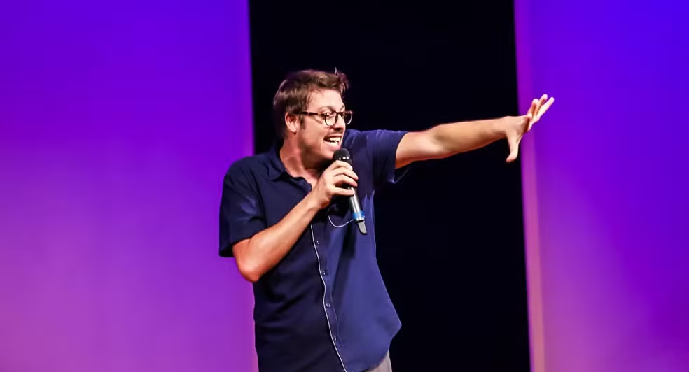 Acidente em teatro de SP deixa técnica e público feridos antes de show de Fábio Porchat