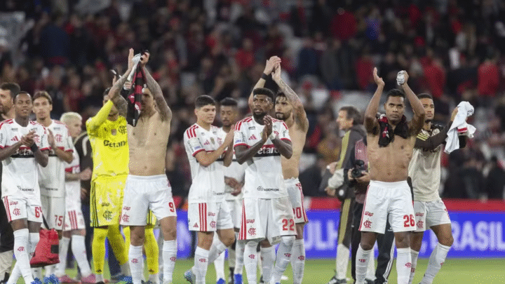 Flamengo supera falha de goleiro e desfalques na Arena da Baixada