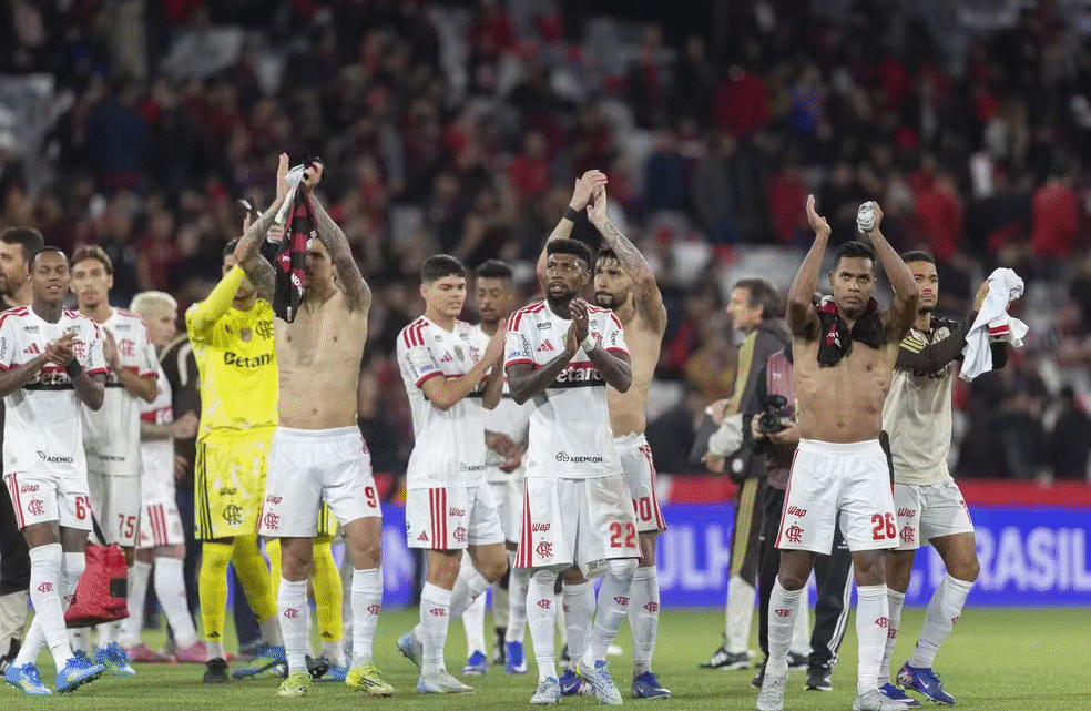 Flamengo supera falha de goleiro e desfalques na Arena da Baixada