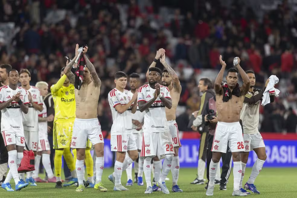 Confira a análise do empate do Flamengo contra o Athletico-PR. Veja como o time superou os desfalques e a falha de Rossi para seguir na cola do líder.
