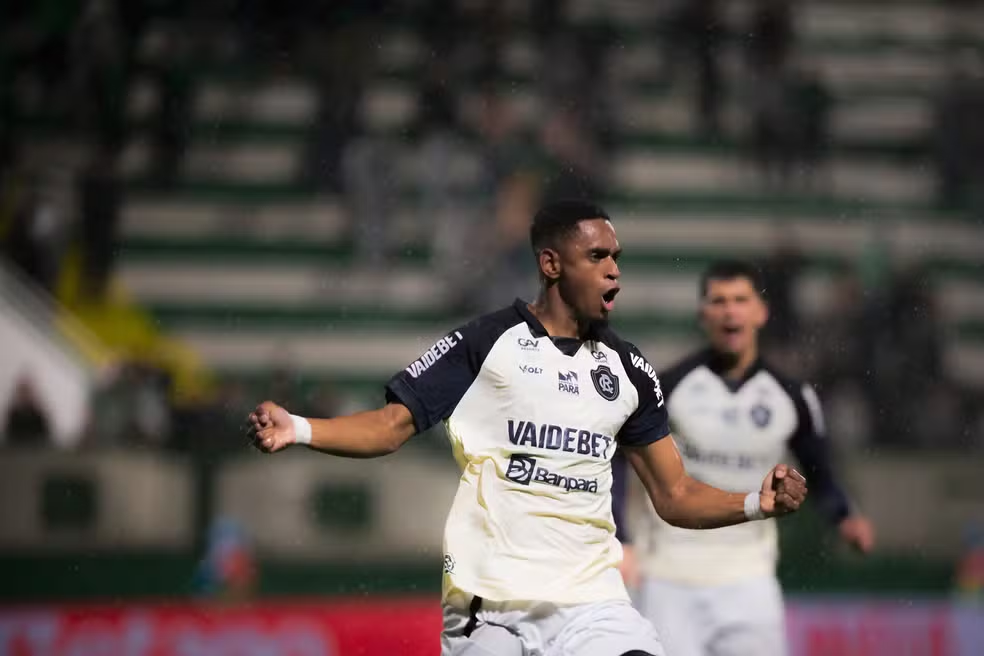 O atacante Jajá marcou o gol decisivo na vitória do Remo contra a Chapecoense por 3 a 2 no Brasileirão. Veja os detalhes.