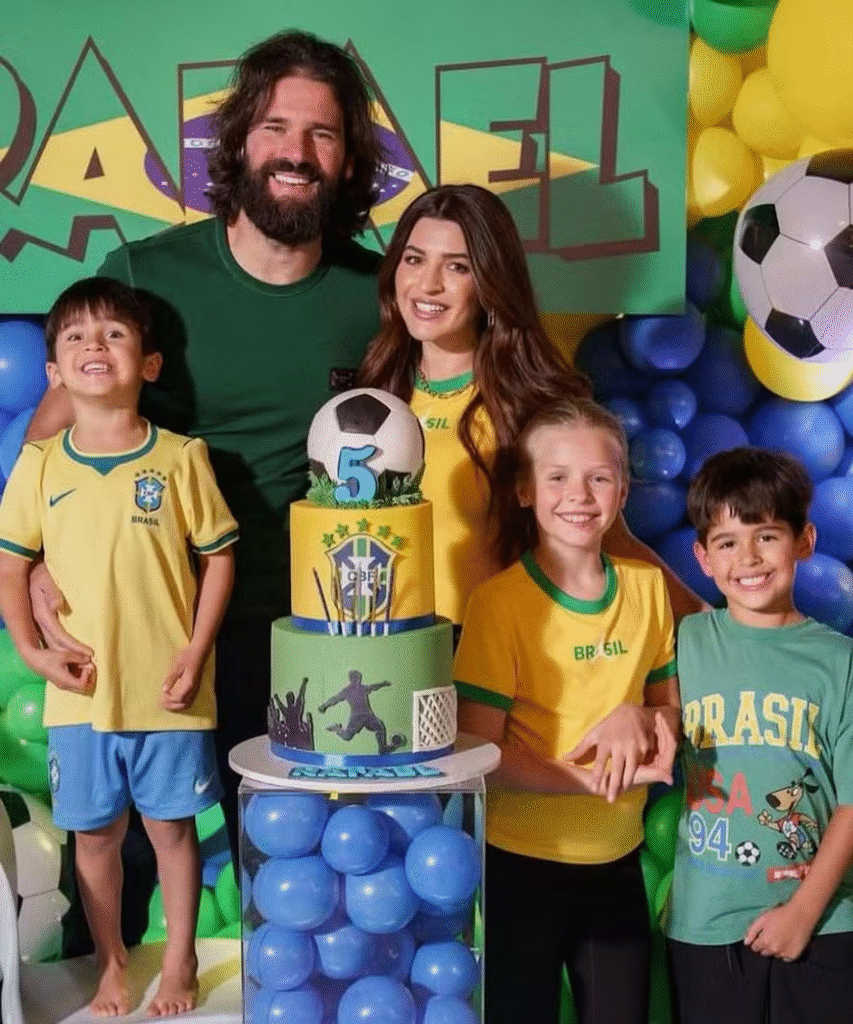 Filho do goleiro Alisson ganha festa com tema da Seleção Brasileira. Confira detalhes da comemoração e a recuperação do atleta.