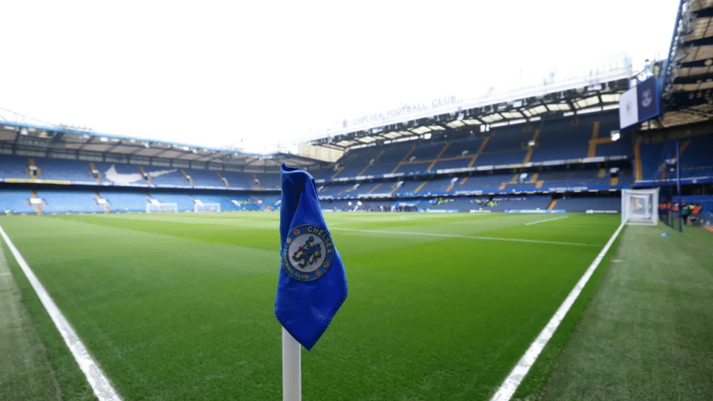 Saiba onde assistir ao vivo ao clássico Chelsea x Tottenham hoje pela Premier League. Confira as escalações, horário, arbitragem e odds para o jogo em Stamford Bridge.