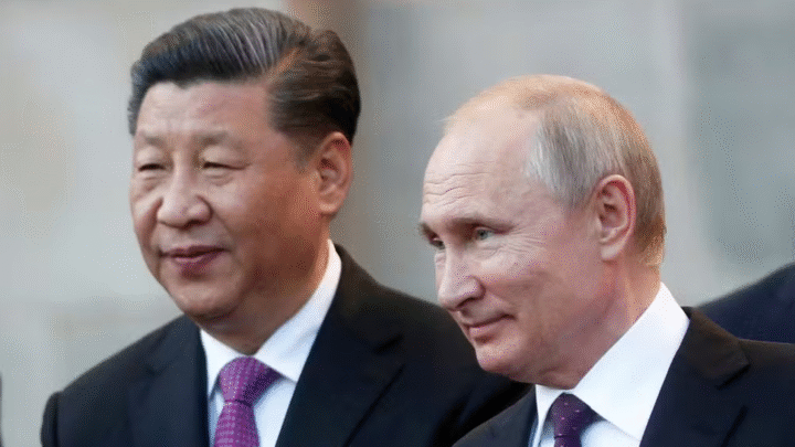 Vladimir Putin desembarca em Pequim para cúpula estratégica com Xi Jinping após giro de Trump