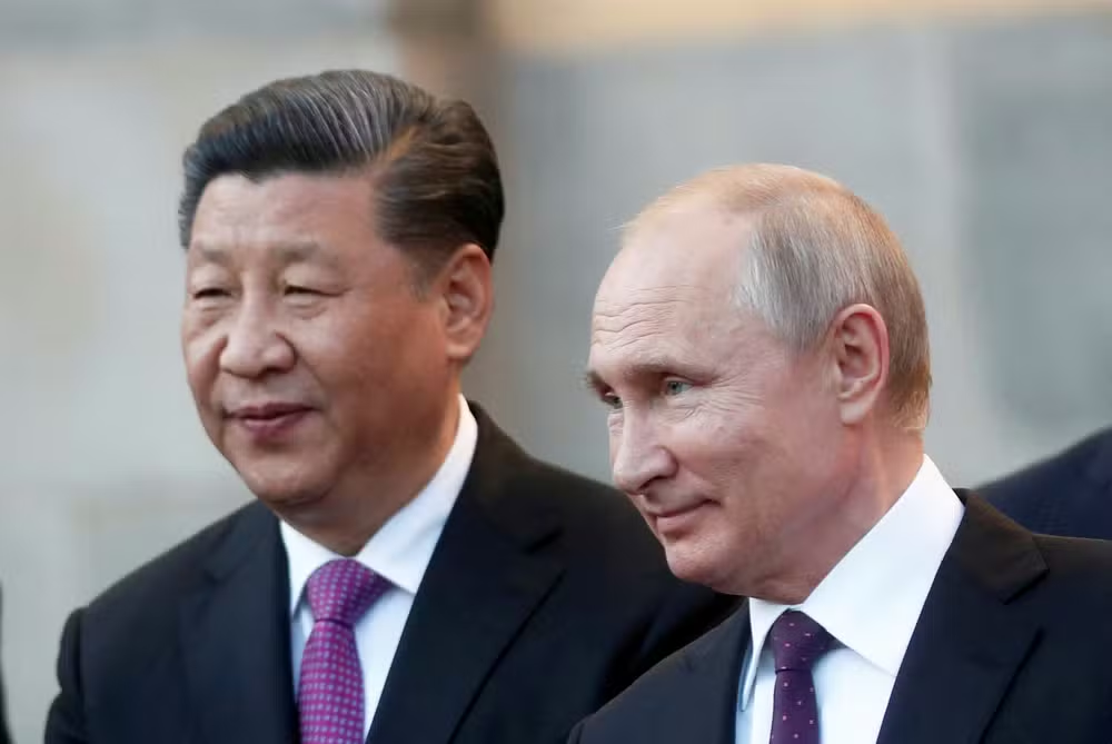 Vladimir Putin chegou a Pequim nesta terça-feira (19) para se reunir com Xi Jinping. Saiba o que Rússia e China buscam na cúpula de energia e comércio.