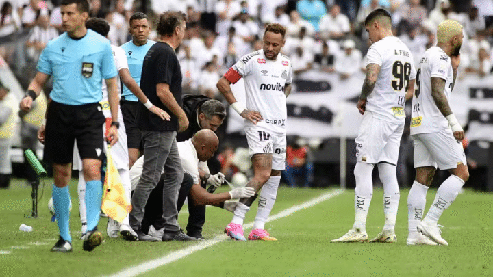 Médico do Santos diz que Neymar tem pequena lesão na panturrilha