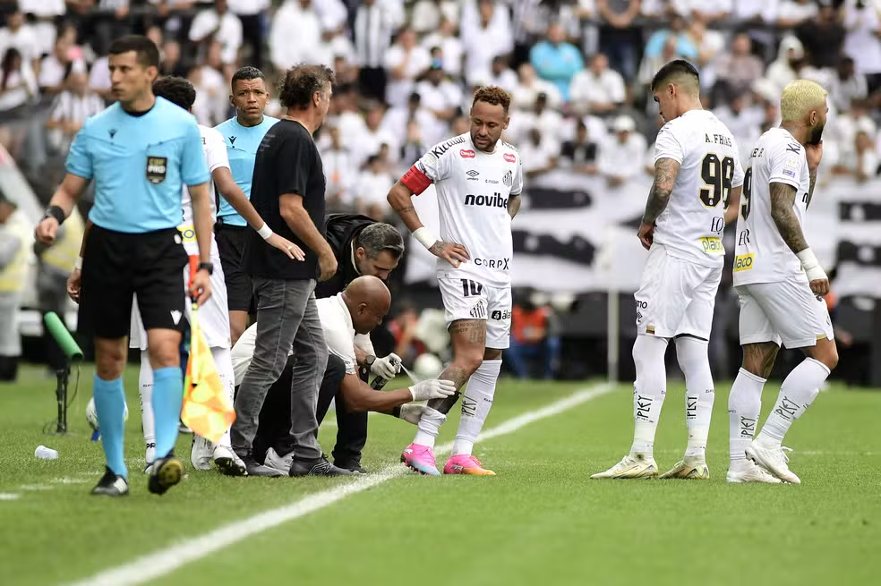Médico do Santos confirma que Neymar tem pequena lesão na panturrilha e detalha o plano de recuperação para o jogador.