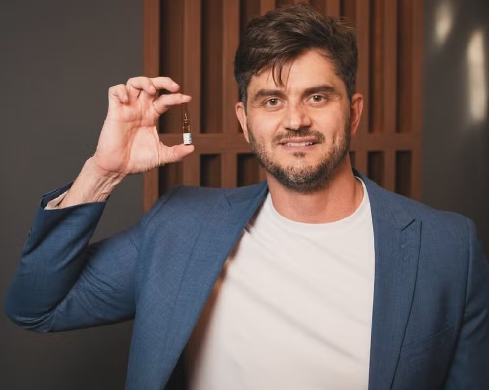O médico e ex-BBB Marcos Harter recebeu punição de censura pública do CFM por violar o Código de Ética Médica. Entenda a decisão publicada no Diário Oficial.