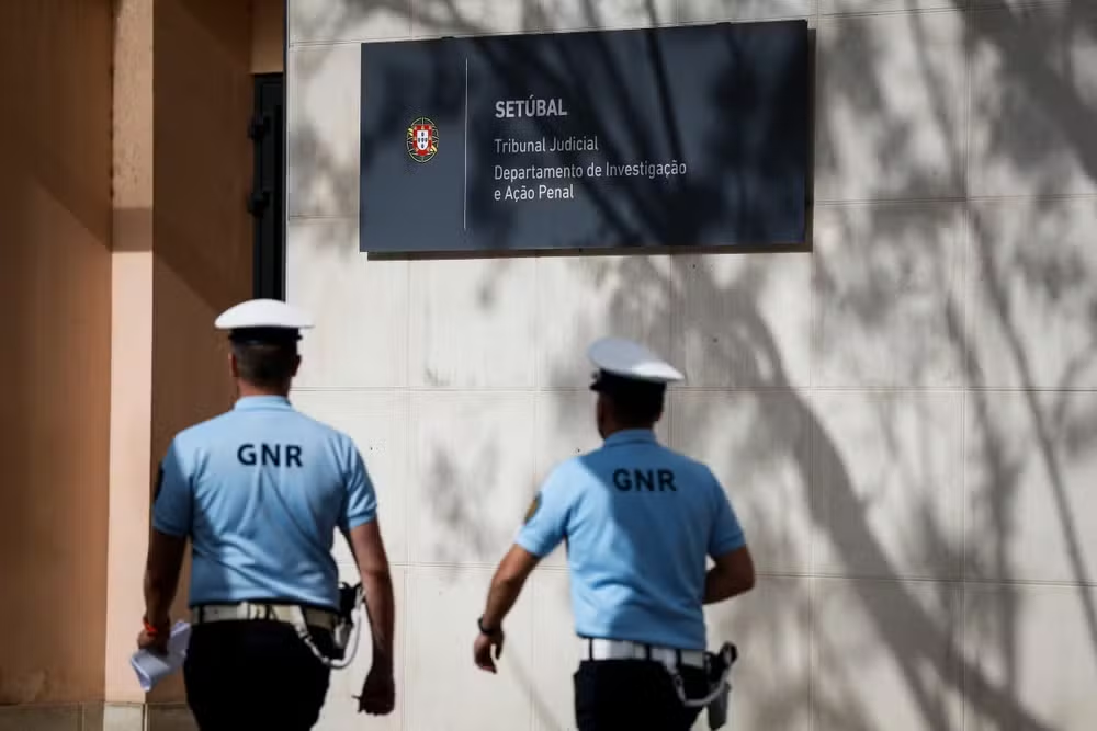 Mãe e padrasto são presos em Portugal suspeitos de abandonar duas crianças em estrada. Meninos recebem lar temporário. Confira.