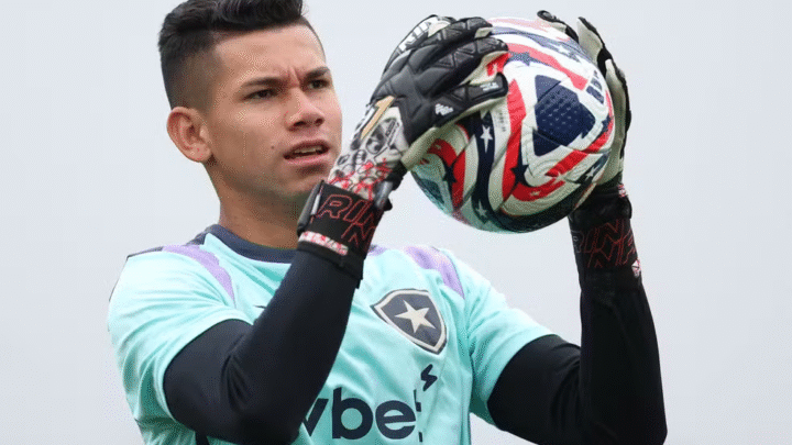 Goleiro da base do Botafogo é convocado para amistoso da seleção do Equador