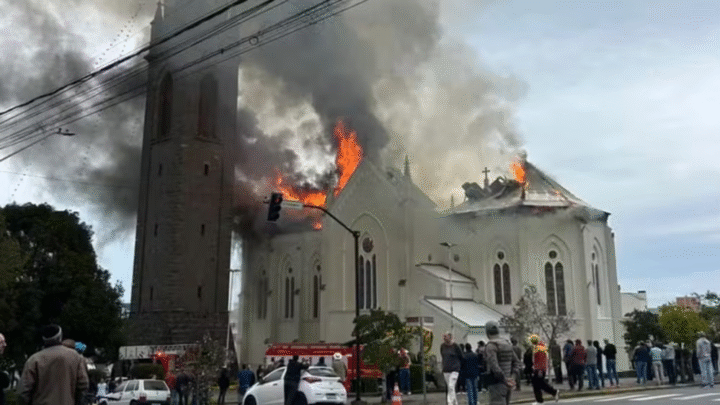 Incêndio atinge patrimônio histórico na Serra Gaúcha nesta segunda-feira
