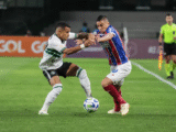 Coritiba x Bahia: onde assistir ao vivo, horário e escalações oficiais do confronto - Foto: Robson Mafra/AGIF