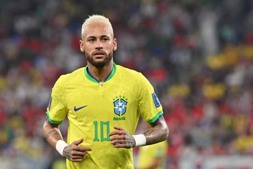 Departamento médico da seleção monitora lesão muscular de principal astro do futebol
