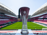 Troféu da Conference League, da disputa entre Crystal Palace x Rayo Vallecano na Red Bull Arena, em Leipzig - Foto: Boris Streubel - UEFA/UEFA/Getty Images
