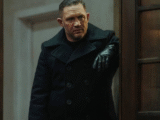 Comportamento de Tom Hardy enfurece equipe de Terra da Máfia - Foto: Divulgação/Paramount