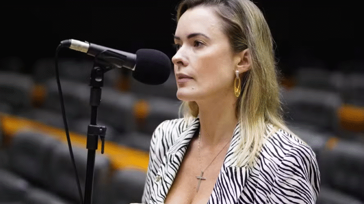Atuação em debate sobre jornada de trabalho transforma Júlia Zanatta em alvo na internet