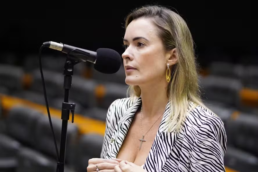 Atuação em debate sobre jornada de trabalho transforma Júlia Zanatta em alvo na internet