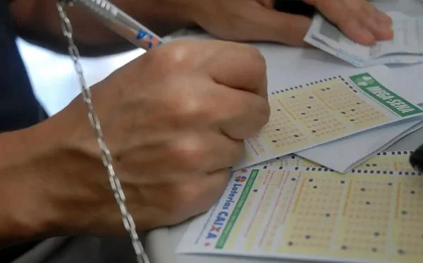 Jogo simples de valor mínimo fatura metade de prêmio milionário em sorteio especial