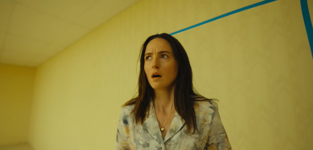 Entenda o conceito de horror liminar com a estreia de Backrooms: Um Não-Lugar. Saiba tudo sobre a tendência de backrooms filmes, elenco e ingressos.