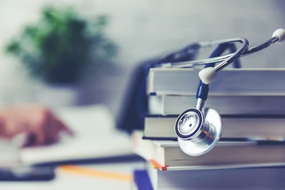 MEC publica edital com as datas e regras da prova nacional de medicina. Saiba como se inscrever e usar sua nota no processo seletivo do enare 2026 2027.
