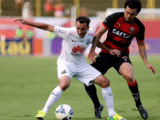 Santos e Vitória em confronto pelo Brasileirão - Foto: Felipe Oliveira / EC Vitória / Divulgação