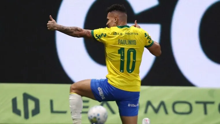Paulinho brilha, Palmeiras vence a Chapecoense e sxe distancia do Flamengo