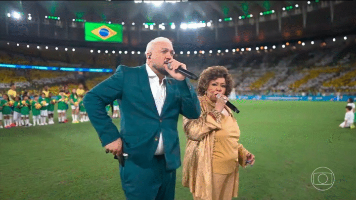 Belo e Alcione viram meme ao cantarem hino nacional em amistoso da seleção brasileira