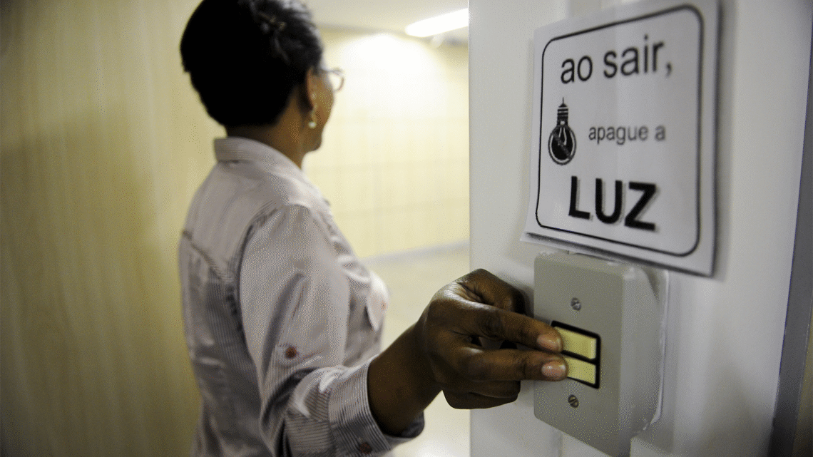 Conta de luz continua mais cara em junho com presença da bandeira amarela