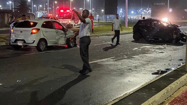 Dois veículos se envolvem em grave acidente na noite desta quarta (6) na orla da Boca do Rio