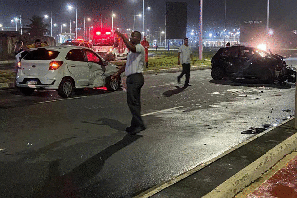 Dois veículos se envolvem em grave acidente na noite desta quarta (6) na orla da Boca do Rio
