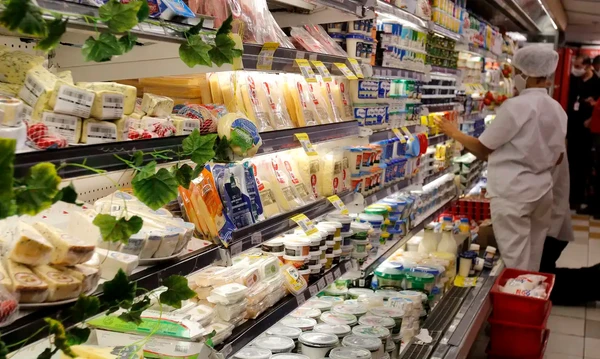 Portas fechadas mais cedo: a nova lei que muda a rotina de compras nos Supermercados