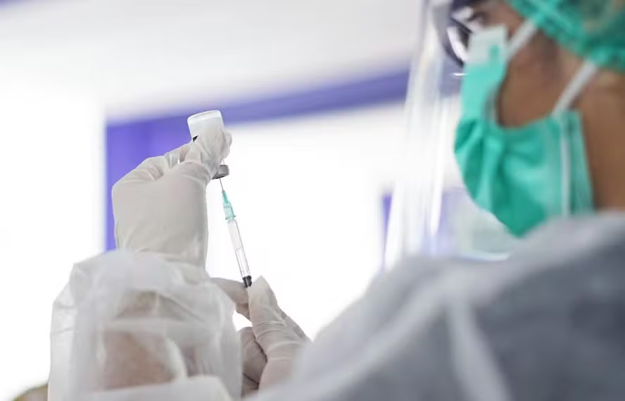 Órgão federal adota medida de precaução e interrompe aplicação da vacina da dengue Órgão federal adota medida de precaução e interrompe aplicação da vacina da dengue