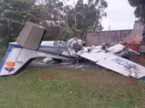 Avião de pequeno porte com cai em um campo de futebol da AABB, em Marília (SP) — Foto: Defesa Civil