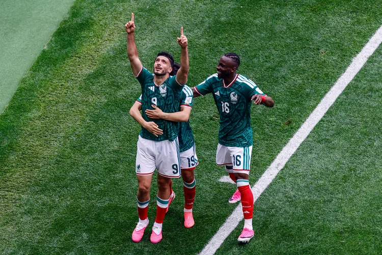 Raúl Jiménez supera grave fratura no crânio e marca gol na abertura da Copa do Mundo de 2026 pelo México contra a África do Sul.