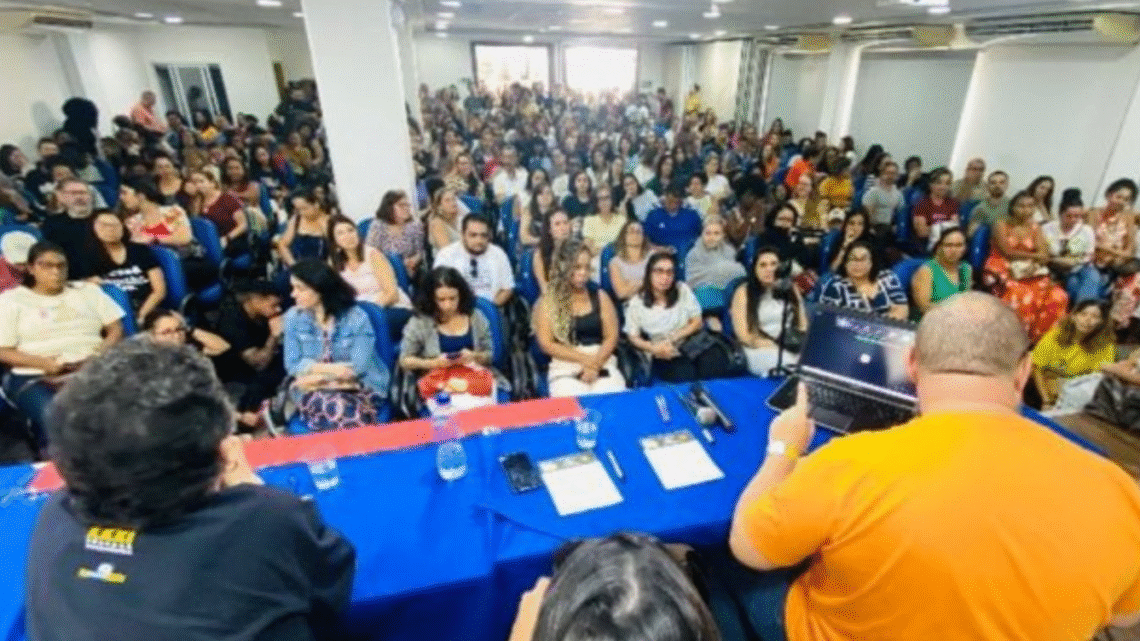 Professores da rede privada da Bahia aprovam estado de greve após cinco rodadas de negociação sem acordo com donos de colégios