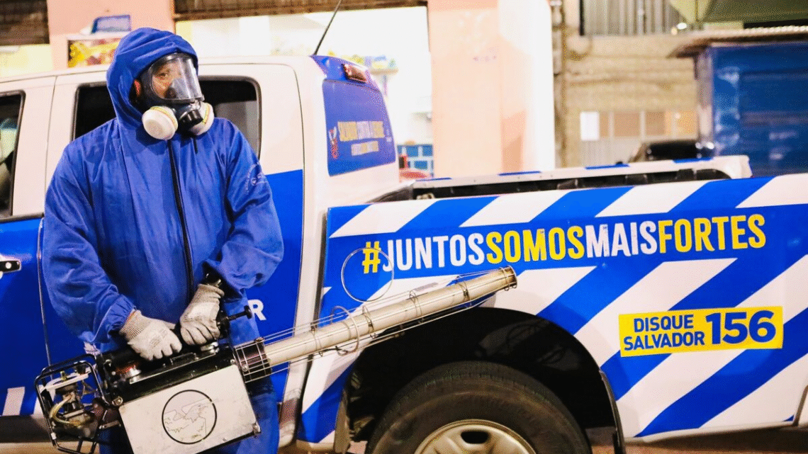 Prefeitura de Salvador e Sesab intensificam combate à dengue com carros de fumacê em treze bairros