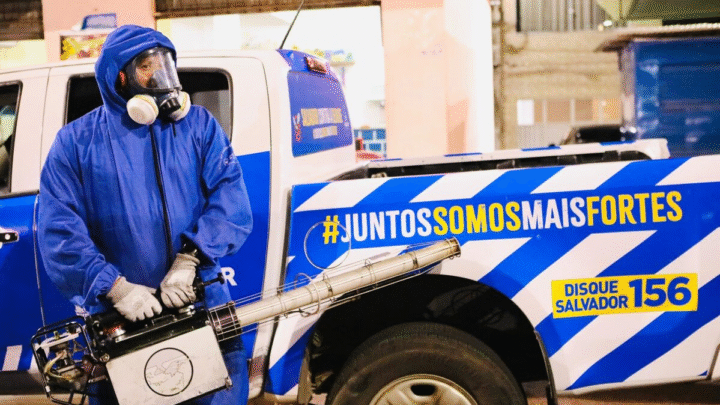 Prefeitura de Salvador e Sesab intensificam combate à dengue com carros de fumacê em treze bairros