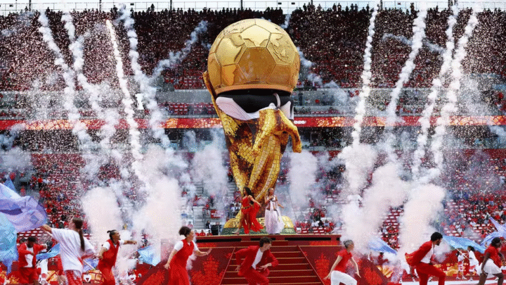 Taça gigante apresenta falha estrutural e perde o tecido durante a cerimônia de abertura da Copa no Canadá nesta sexta-feira (12)