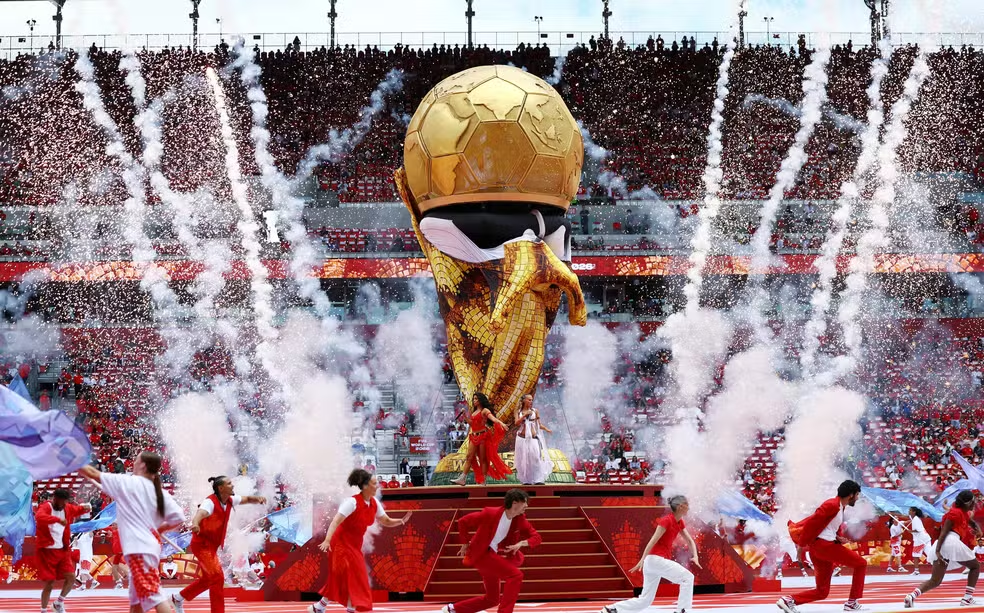 Taça gigante apresenta falha estrutural e perde o tecido durante a cerimônia de abertura da Copa no Canadá nesta sexta-feira (12) Taça gigante apresenta falha estrutural e perde o tecido durante a cerimônia de abertura da Copa no Canadá nesta sexta-feira (12)