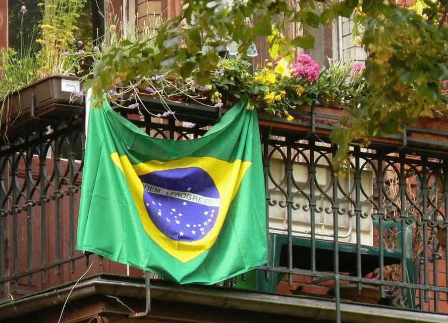 Bandeira do Brasil na janela do apartamento dá multa? Saiba o que diz a lei