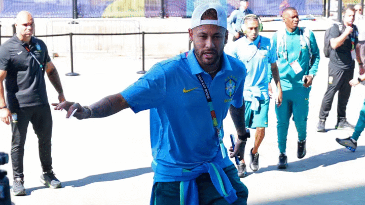Fora da estreia contra o Marrocos por lesão, Neymar acompanha ônibus da Seleção e participará de hino no gramado