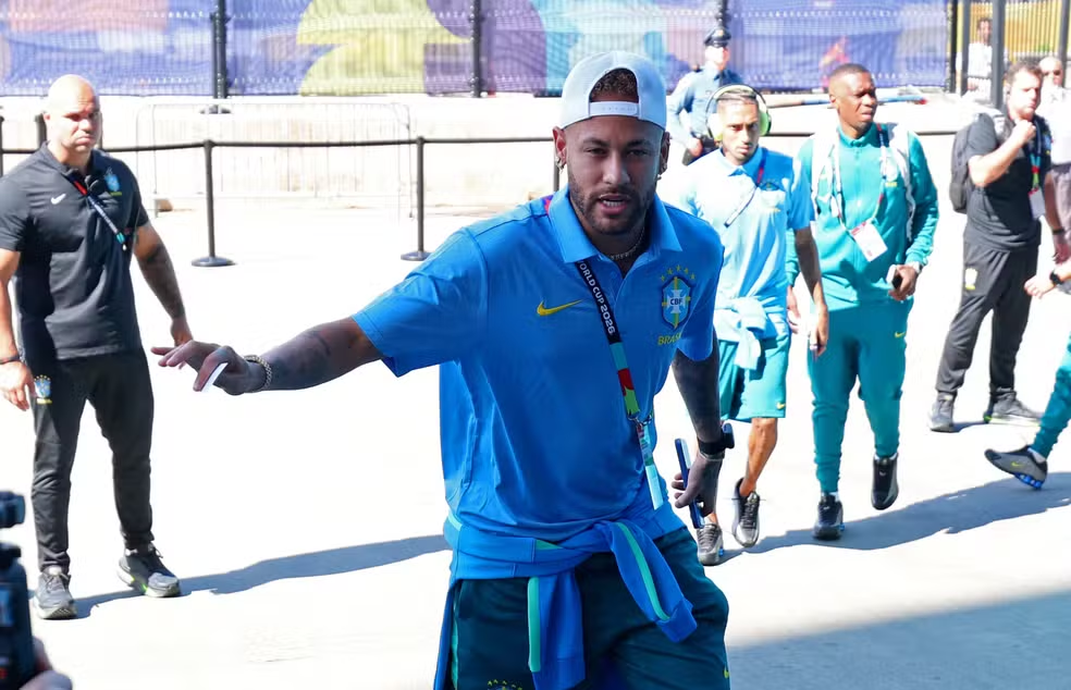 Fora da estreia contra o Marrocos por lesão, Neymar acompanha ônibus da Seleção e participará de hino no gramado Fora da estreia contra o Marrocos por lesão, Neymar acompanha ônibus da Seleção e participará de hino no gramado