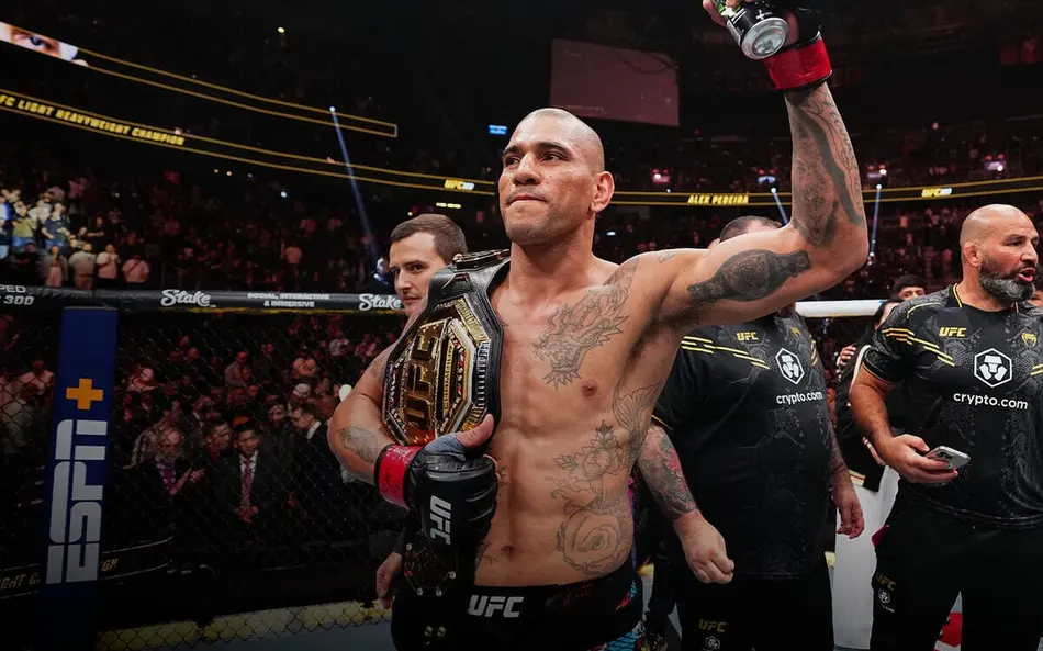 Alex Poatan busca feito inédito em três categorias no UFC Casa Branca deste domingo (14)