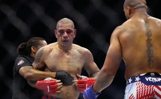 Poatan é nocauteado por Gane e adia o sonho do terceiro cinturão no UFC