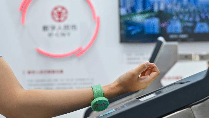 China prepara lançamento da mBridge, plataforma de moeda digital baseada em blockchain para competir com o dólar e baratear taxas do sistema Swift