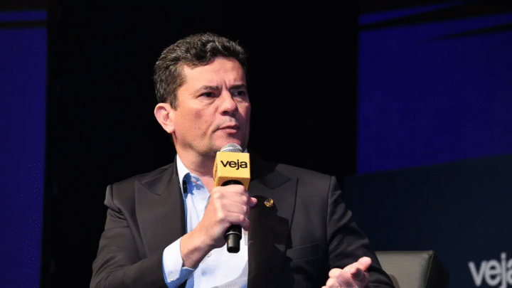 Sergio Moro quebra o silêncio sobre a relação de Flávio Bolsonaro com o Banco Master. Senador defende abertura de CPI e cobra apuração rigorosa de desvios